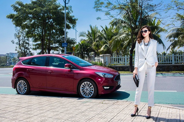 phia-hanh-khach-ford-focus-2017